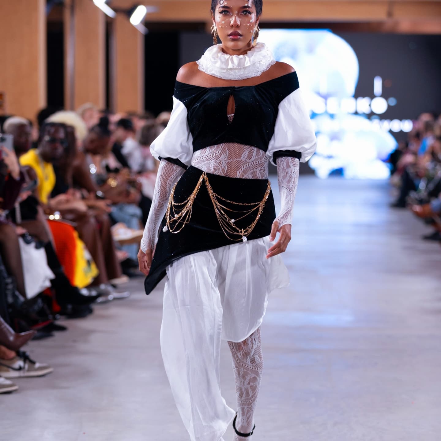 Velvet and gold chains, runway in black and white